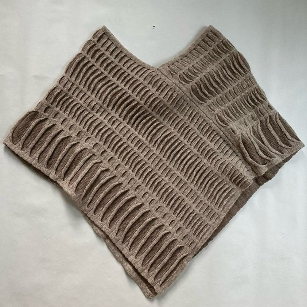 Áine Winter Wool Shawl - Picture 5 of 8
